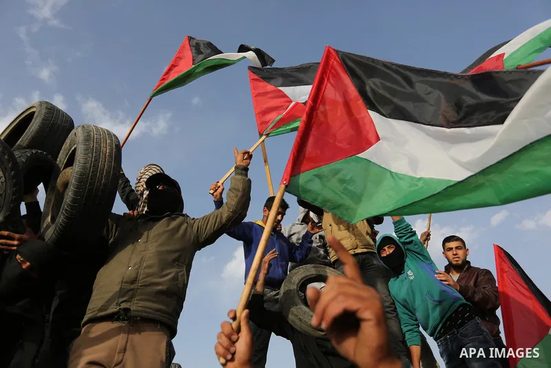 Palestinians protesters take part during clashes with Israeli troops near the border with Israel in the east Khan Yonis town southern Gaza Strip on, 12 April 2018. Protesters plan to call for the right of Palestinian ref...