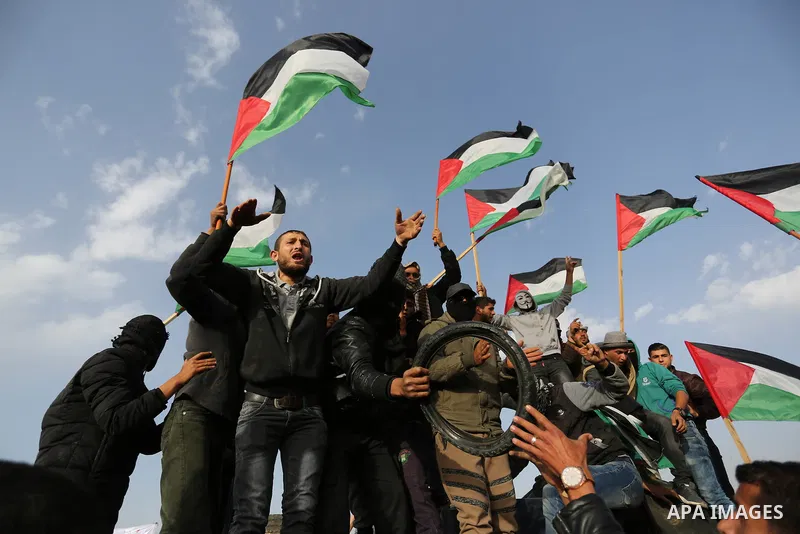 Palestinians protesters take part during clashes with Israeli troops near the border with Israel in the east Khan Yonis town southern Gaza Strip on, 12 April 2018. Protesters plan to call for the right of Palestinian ref...