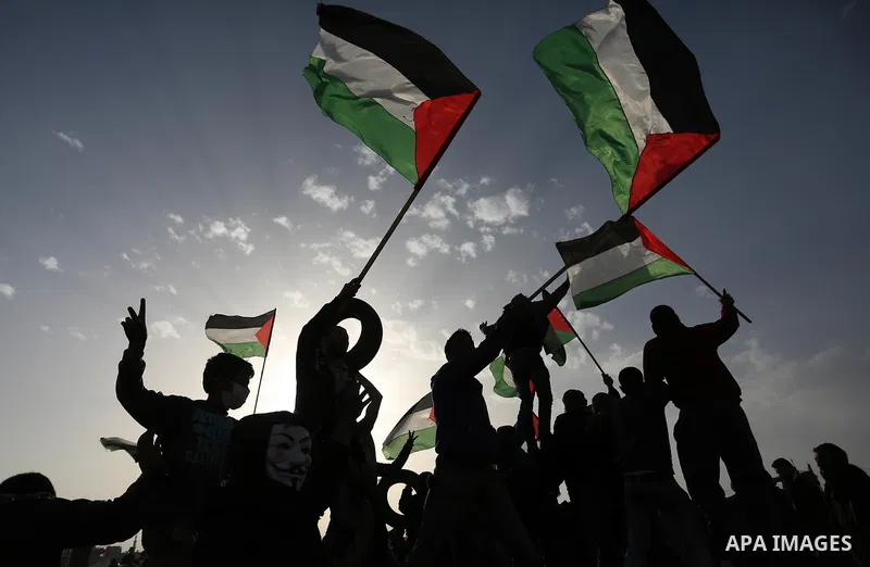 Palestinians protesters take part during clashes with Israeli troops near the border with Israel in the east Khan Yonis town southern Gaza Strip on, 12 April 2018. Protesters plan to call for the right of Palestinian ref...