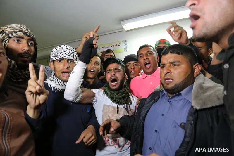 Relatives mourn over the body of Abdullah Al-Shehri, 28, who was killed along Israel border with Gaza, at a hospital in the southern Gaza Strip Apri 12, 2018. Photo by Ashraf Amra