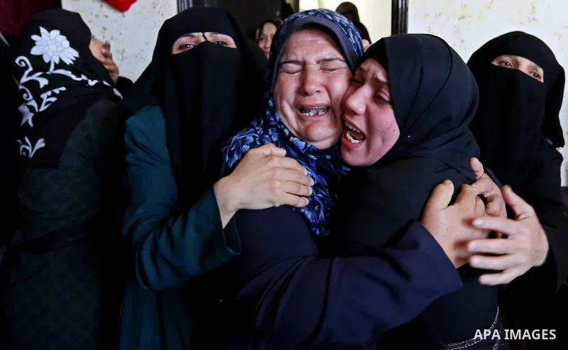 Female relatives of Islam Herzallah, 28, who was killed during clashes with Israeli security forces at the Israel-Gaza border, mourn during his funeral in Gaza City on April 14, 2018. Photo by Ashraf Amra