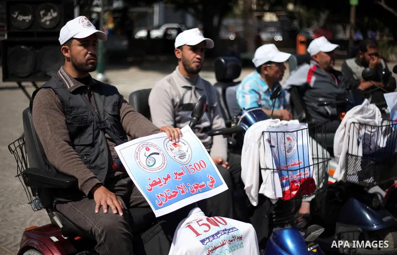 Disabled Palestinians take part in a marathon to shwo solidarity with Palestinian prisoners held in Israli jails, in Gaza city on April 15, 2018. Photo by Mahmoud Ajour