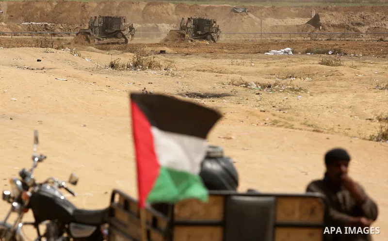 Israeli military machines work on the border between Israel and the Gaza Strip, east of Gaza City, on April 17, 2018. Photo by Ashraf Amra