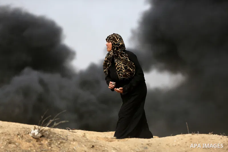 Palestinian women take part during clashes with Israeli security forces at tents protest at the Israel-Gaza border where Palestinians demand the right to return to their homeland, in east of Gaza city on April 20, 2018....