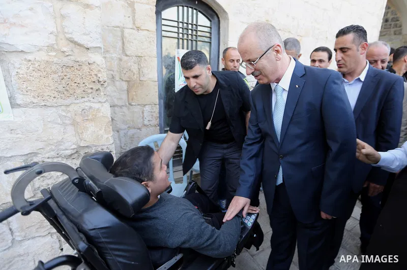 Palestinian Prime Minister Rami Hamdallah visits the Palestinian freed prisoner Suhaib Jbaiti, in the West Bank city of Tulkarem, on April 20, 2018. Photo by Prime Minister Office