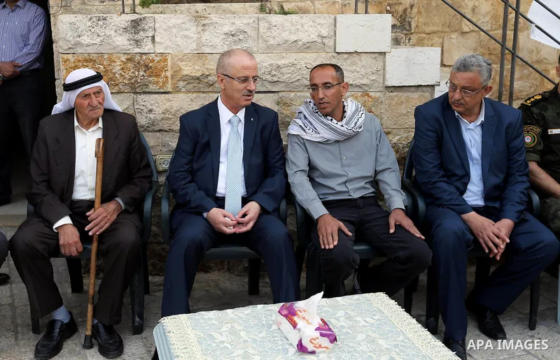 Palestinian Prime Minister Rami Hamdallah visits the Palestinian freed prisoner Suhaib Jbaiti, in the West Bank city of Tulkarem, on April 20, 2018. Photo by Prime Minister Office