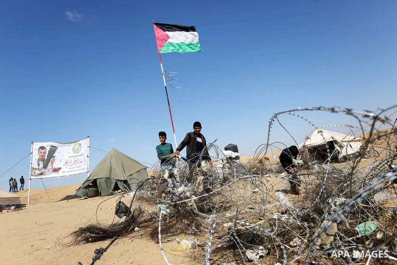 Palestinian protesters try to pull down part of the border fence with Israel near the southern Gaza Strip town of Khan Yunis during ongoing protests on the Gaza-Israel border on April 22, 2018. Photo by Ashraf Amra