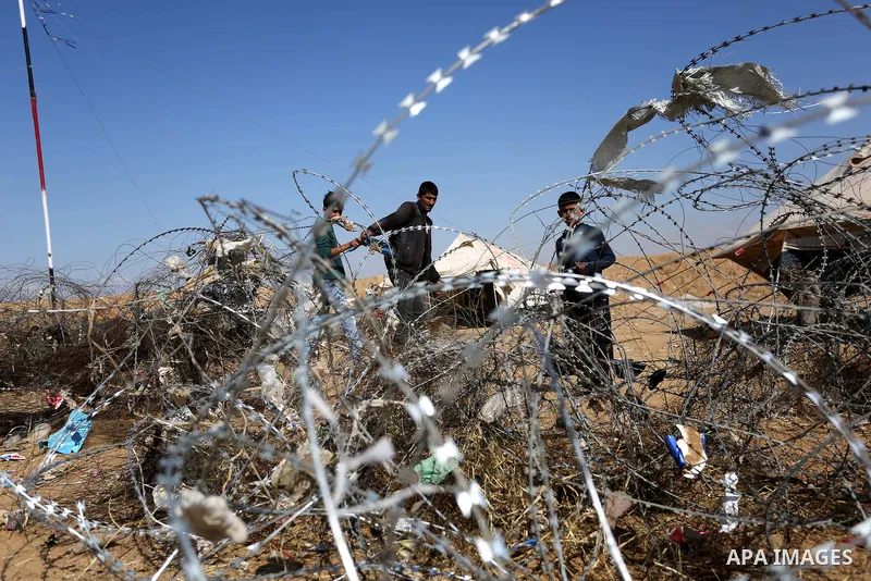 Palestinian protesters try to pull down part of the border fence with Israel near the southern Gaza Strip town of Khan Yunis during ongoing protests on the Gaza-Israel border on April 22, 2018. Photo by Ashraf Amra