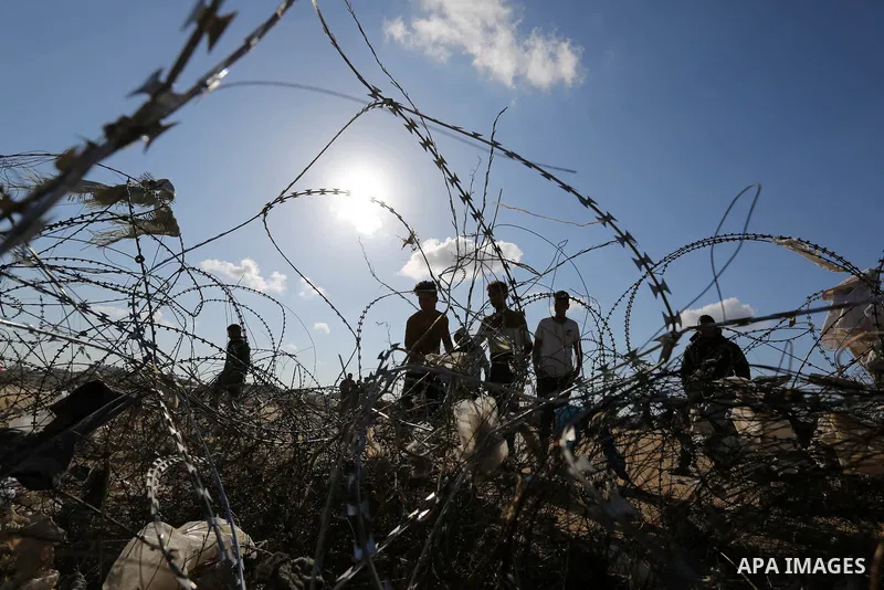 Palestinian protesters try to pull down part of the border fence with Israel near the southern Gaza Strip town of Khan Yunis during ongoing protests on the Gaza-Israel border on April 22, 2018. Photo by Ashraf Amra