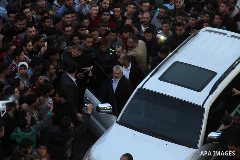 Palestinian mourners carry the body of Palestinian scientist Fadi al-Batsh, assassinated in Malaysia, during his funeral in the northern Gaza Strip, on April 26, 2018. after his body was returned to his homeland, a membe...