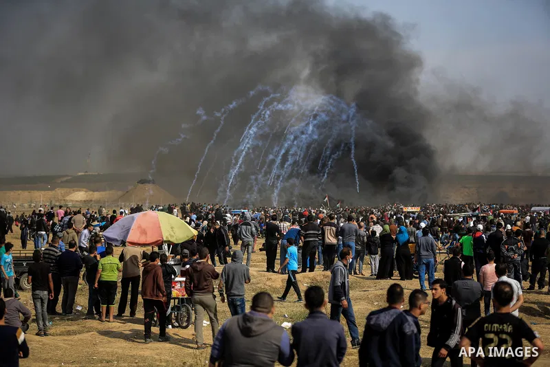Palestinian protesters clash with Israeli security forces during tents protest demanding the right to return to their homeland, at the Israel-Gaza border, in east of Gaza city on April 27, 2018. Photo by Atia Darwish