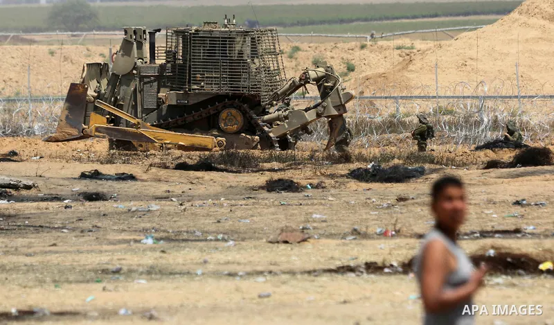 Israeli military machines work on the border between Israel and the Gaza Strip, in Khan Younis in the southern Gaza Strip on April 29, 2018. Photo by Ashraf Amra