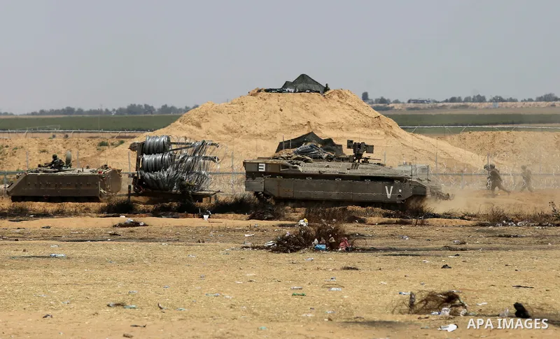 Israeli military machines work on the border between Israel and the Gaza Strip, in Khan Younis in the southern Gaza Strip on April 29, 2018. Photo by Ashraf Amra