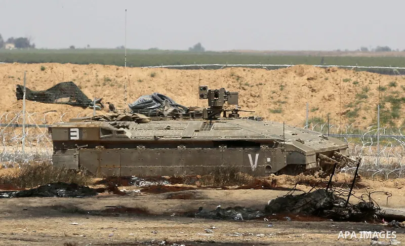 Israeli military machines work on the border between Israel and the Gaza Strip, in Khan Younis in the southern Gaza Strip on April 29, 2018. Photo by Ashraf Amra