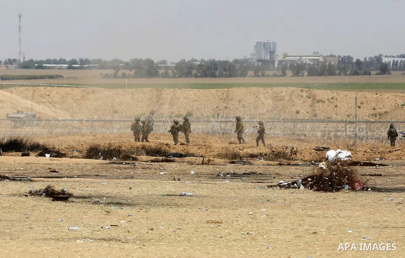 Israeli soldiers are seen on the border between Israel and the Gaza Strip, in Khan Younis in the southern Gaza Strip on April 29, 2018. Photo by Ashraf Amra