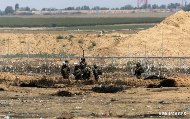 Israeli soldiers are seen on the border between Israel and the Gaza Strip, in Khan Younis in the southern Gaza Strip on April 29, 2018. Photo by Ashraf Amra