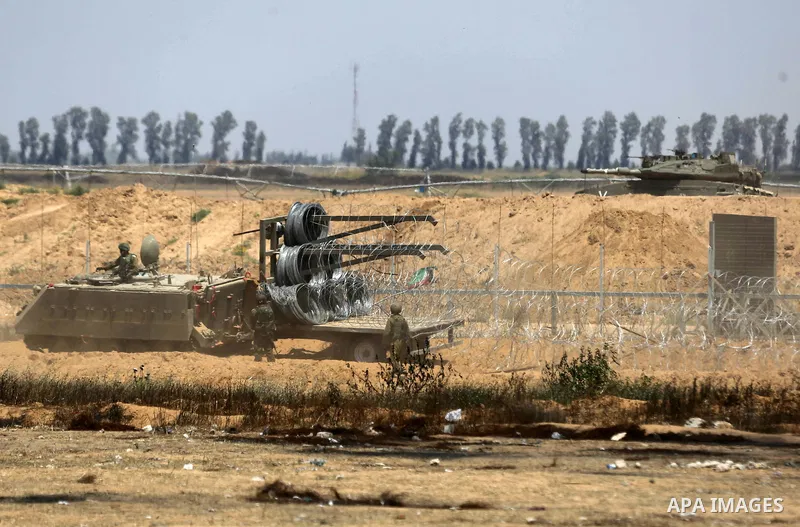 Israeli military machines work on the border between Israel and the Gaza Strip, in Khan Younis in the southern Gaza Strip on April 29, 2018. Photo by Ashraf Amra