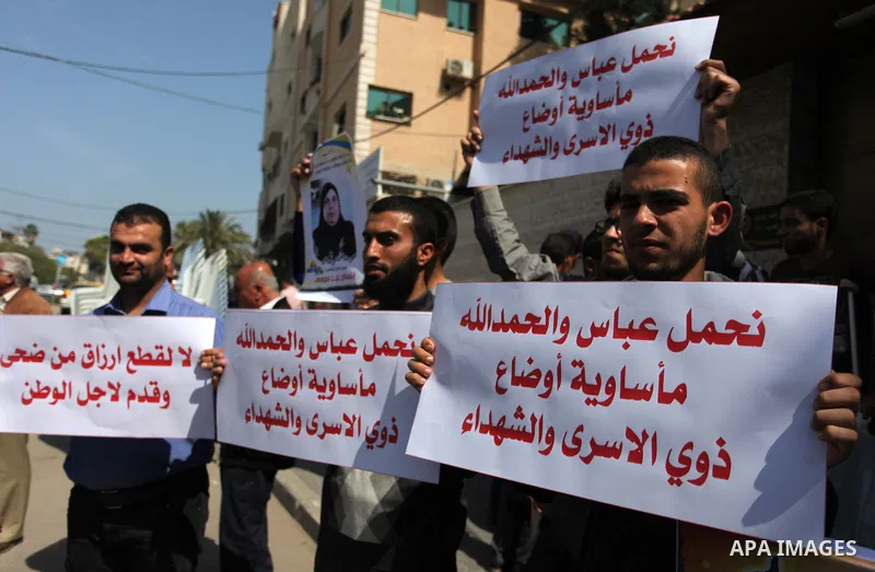 Palestinians take part in a protest to show solidarity with Palestinian prisoners held in Israeli jails, in front of Red cross office in Gaza city on April 30, 2018. Photo by Mahmoud Ajour