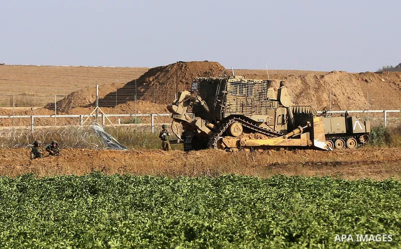 Israeli military machines work on the border between Israel and the Gaza Strip, in east of Gaza City on May 7, 2018. Photo by Yasser Qudih