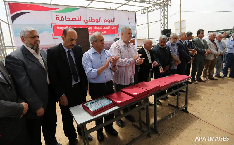 Palestinians attend the honoring of wounded journalists who were injured during covering the clashes at the Israel-Gaza border, in east of Gaza City, on May 8, 2018. Photo by Ashraf Amra