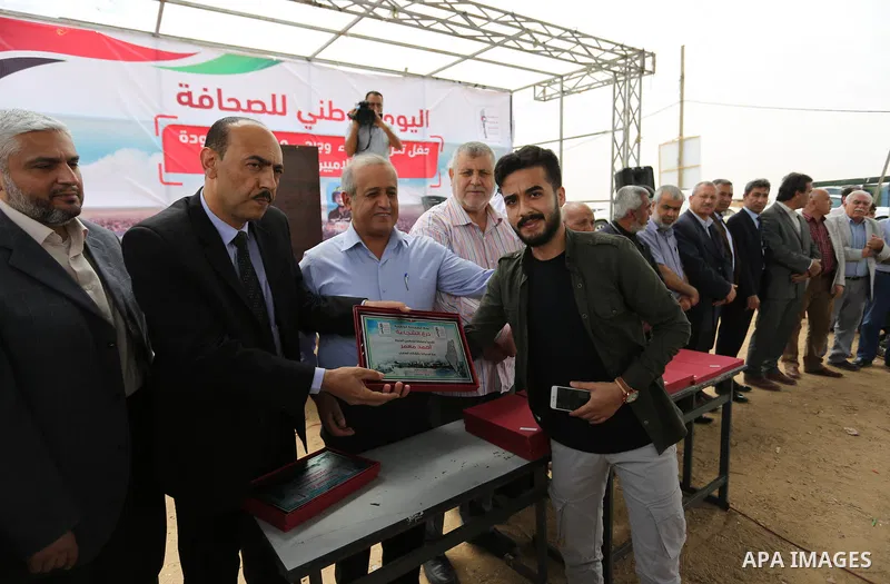Palestinians attend the honoring of wounded journalists who were injured during covering the clashes at the Israel-Gaza border, in east of Gaza City, on May 8, 2018. Photo by Ashraf Amra
