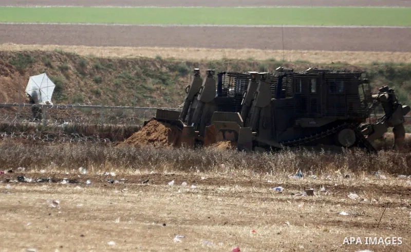 Israeli bulldozers work at the Israel-Gaza border, in Khan Younis in the southern Gaza Strip, May 9, 2018. Photo by Ashraf Amra