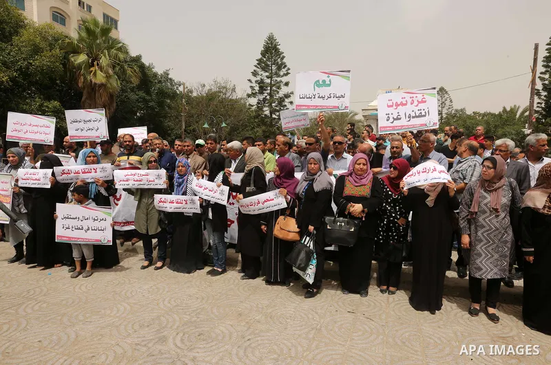 Palestinian Authority employees in the Gaza Strip take part in a protest demanding their salaries in Gaza city on May 10, 2018. Photo by Dawoud Abo Alkas