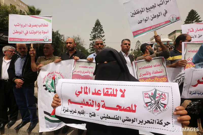 Palestinian Authority employees in the Gaza Strip take part in a protest demanding their salaries in Gaza city on May 10, 2018. Photo by Dawoud Abo Alkas