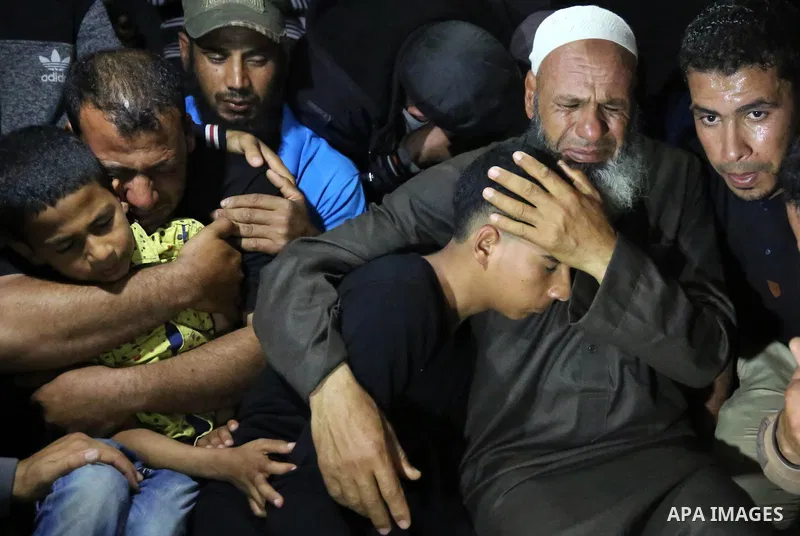 Relatives of Palestinian Jabr Abu Mustafa, 42, who was shot dead by Israeli security forces during clashes at the Israel-Gaza border, mourn over his body during his funeral in Khan Younis in the southern Gaza Strip on Ma...
