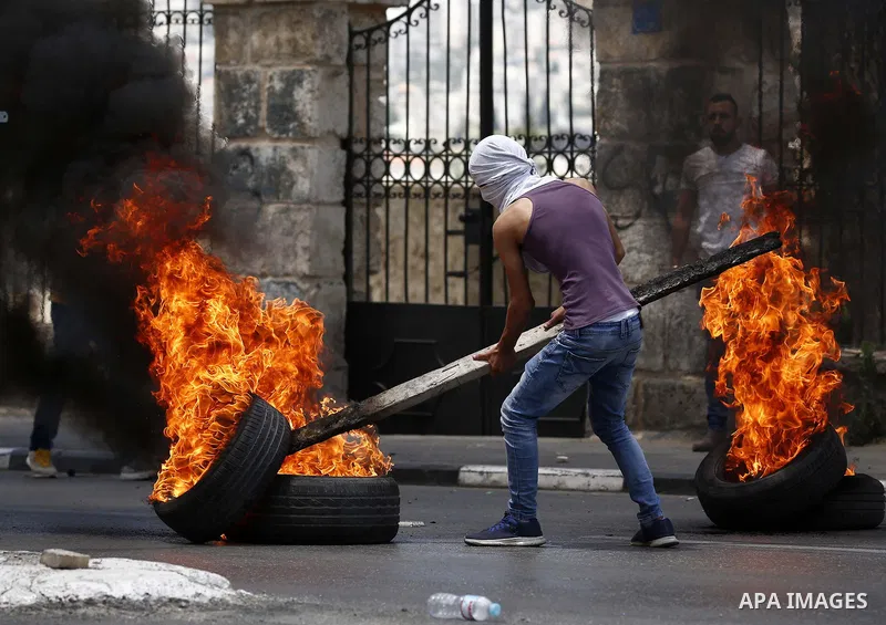 Palestinian protesters clash with Israeli security forces following a protest against U.S. embassy move to Jerusalem and on the occasion of the 70th anniversary of the "Nakba" in Bethlehem in the occupied West Bank May 1...