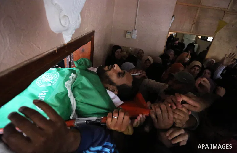Mourners carry the body of Palestinian Mohammed Dwedar, 27, who was killed by Israeli troops during clashes in a tent city protest where Palestinians demand the right to return to their homeland, on the occasion of the 7...