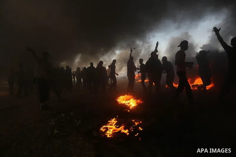 Palestinian protesters gather during clashes with Israeli security froces in a tent city protest where Palestinians demand the right to return to their homeland, on the occasion of the 70th anniversary of the "Nakba", an...
