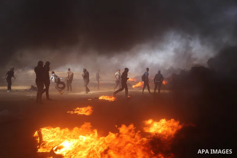 Palestinian protesters gather during clashes with Israeli security froces in a tent city protest where Palestinians demand the right to return to their homeland, on the occasion of the 70th anniversary of the "Nakba", an...