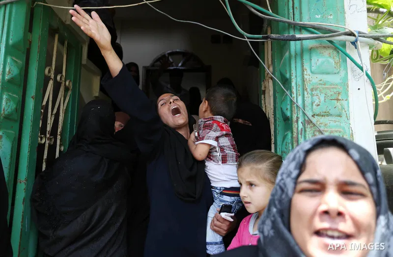 Palestinian women mourn during the funeral of Palestinian Islamic Jihad militant Abdel Halim al-Naqa, 28, who was killed in Israeli tank fire earlier in the day, in Khan Younis in the southern Gaza strip on May 27, 2018....