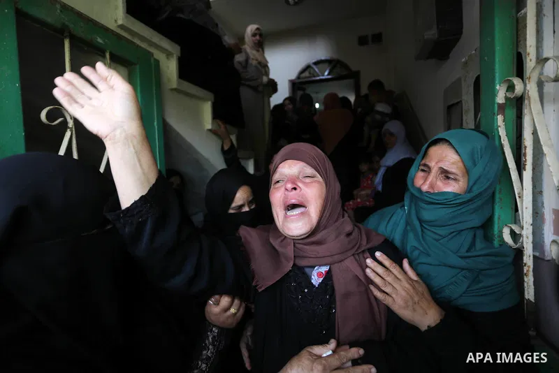 Palestinian women mourn during the funeral of Palestinian Islamic Jihad militant Abdel Halim al-Naqa, 28, who was killed in Israeli tank fire earlier in the day, in Khan Younis in the southern Gaza strip on May 27, 2018....