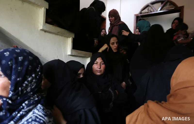 Palestinian women mourn during the funeral of Palestinian Islamic Jihad militant Abdel Halim al-Naqa, 28, who was killed in Israeli tank fire earlier in the day, in Khan Younis in the southern Gaza strip on May 27, 2018....