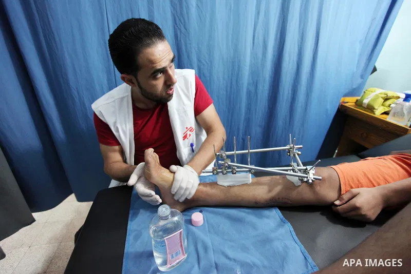 A Palestinian wounded who was injured during clashes with Israeli troops in tents protest where Palestinians demand their rights to return to their homeland at Israel-Gaza border, receives treatment at Doctors Without Bo...