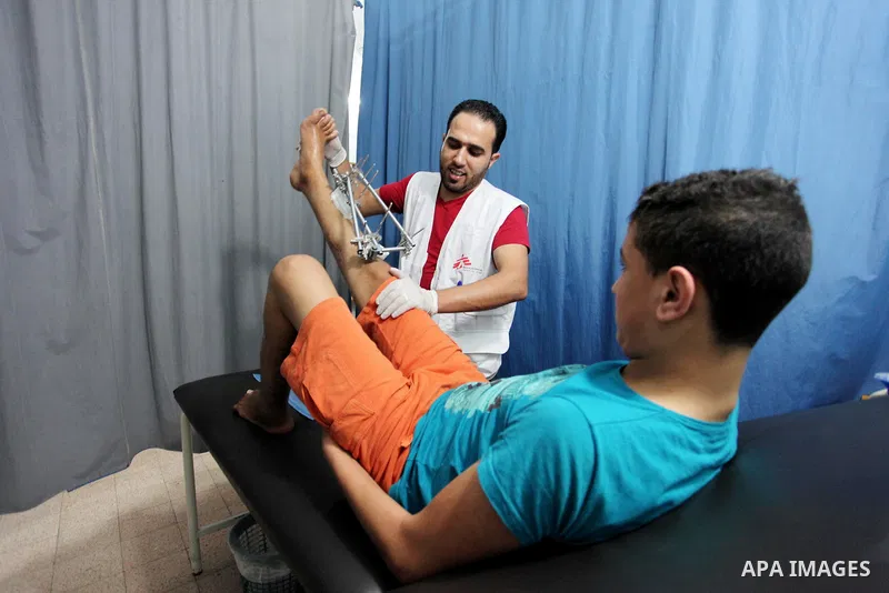 A Palestinian wounded who was injured during clashes with Israeli troops in tents protest where Palestinians demand their rights to return to their homeland at Israel-Gaza border, receives treatment at Doctors Without Bo...