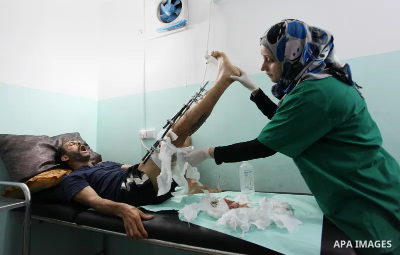 A Palestinian wounded who was injured during clashes with Israeli troops in tents protest where Palestinians demand their rights to return to their homeland at Israel-Gaza border, receives treatment at Doctors Without Bo...