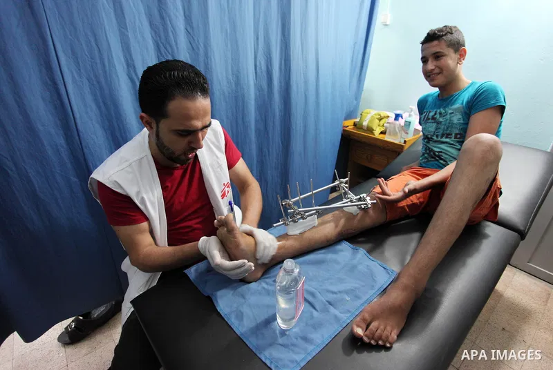 A Palestinian wounded who was injured during clashes with Israeli troops in tents protest where Palestinians demand their rights to return to their homeland at Israel-Gaza border, receives treatment at Doctors Without Bo...
