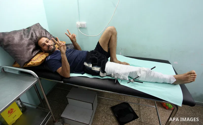 A Palestinian wounded who was injured during clashes with Israeli troops in tents protest where Palestinians demand their rights to return to their homeland at Israel-Gaza border, receives treatment at Doctors Without Bo...