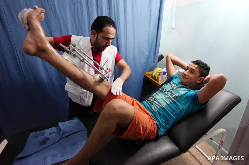 A Palestinian wounded who was injured during clashes with Israeli troops in tents protest where Palestinians demand their rights to return to their homeland at Israel-Gaza border, receives treatment at Doctors Without Bo...
