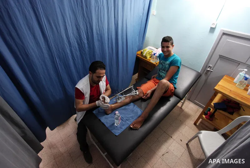 A Palestinian wounded who was injured during clashes with Israeli troops in tents protest where Palestinians demand their rights to return to their homeland at Israel-Gaza border, receives treatment at Doctors Without Bo...