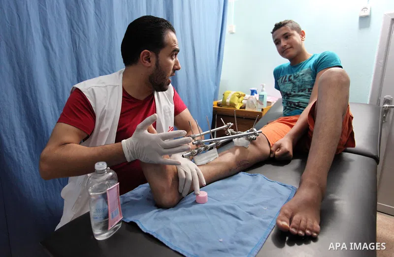 A Palestinian wounded who was injured during clashes with Israeli troops in tents protest where Palestinians demand their rights to return to their homeland at Israel-Gaza border, receives treatment at Doctors Without Bo...