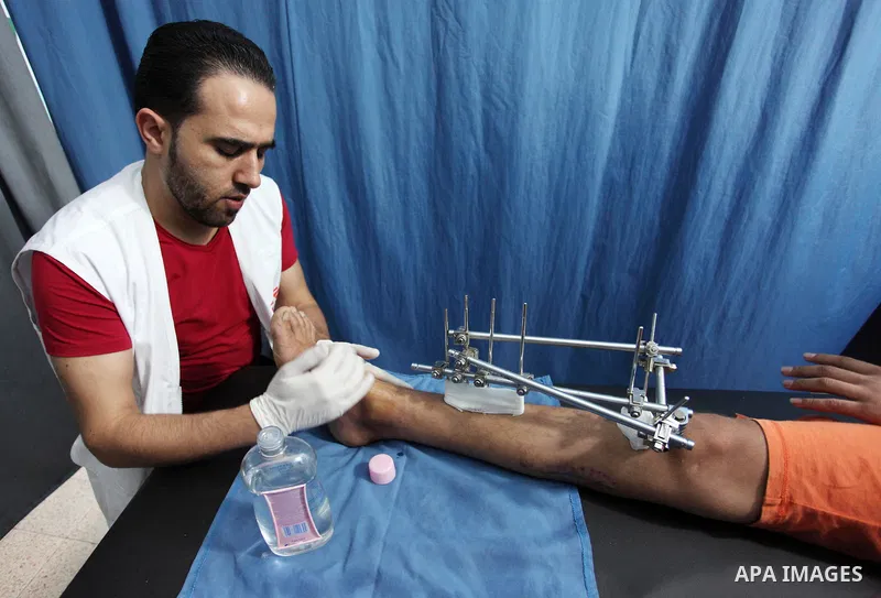 A Palestinian wounded who was injured during clashes with Israeli troops in tents protest where Palestinians demand their rights to return to their homeland at Israel-Gaza border, receives treatment at Doctors Without Bo...