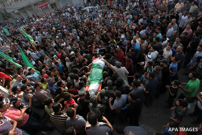 Palestinian mourners carry the body of Mohammed al-Radee, 25, who was killed in Israeli tank fire during his funeral, in Beit Lahia in the northern of Gaza Strip on May 28, 2018. Photo by Mahmoud Ajour