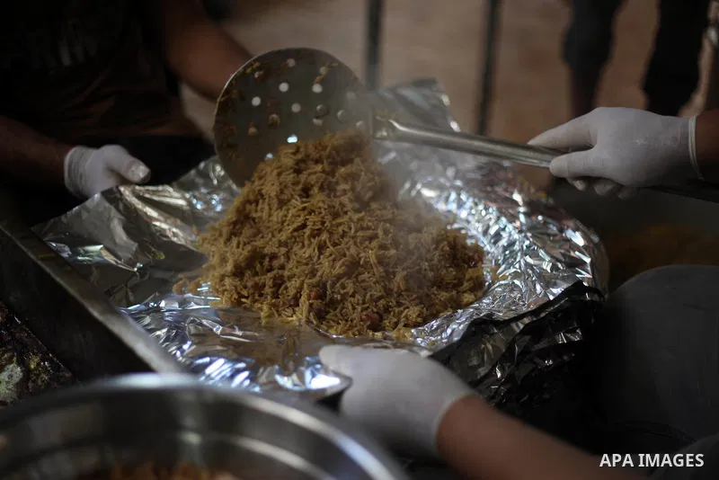 Palestinians prepare rice and chickens as they wait for customers several hours before Iftar, the breaking of the day long Ramadan fast in Gaza City, on May 30, 2018. Muslims around the world refrain from eating, drinkin...