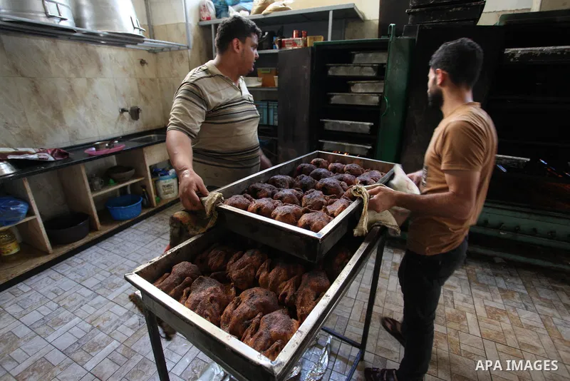 Palestinians prepare rice and chickens as they wait for customers several hours before Iftar, the breaking of the day long Ramadan fast in Gaza City, on May 30, 2018. Muslims around the world refrain from eating, drinkin...