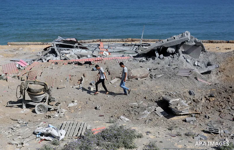 Palestinians inspect the site targeted by an Israeli air strike, in Khan younis in the southern Gaza strip, May 30, 2018. The Israeli Defense Forces said it launched more than 35 airstrikes targeting the militant groups...