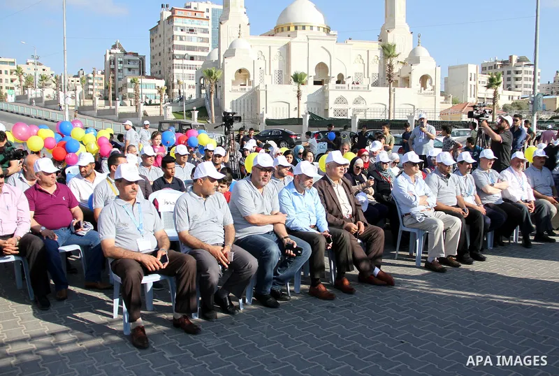 Palestinian elderlies attend the opening ceremony of a mural for their rights at Gaza seaport, on June 4, 2018. Photo by Mahmoud Ajour